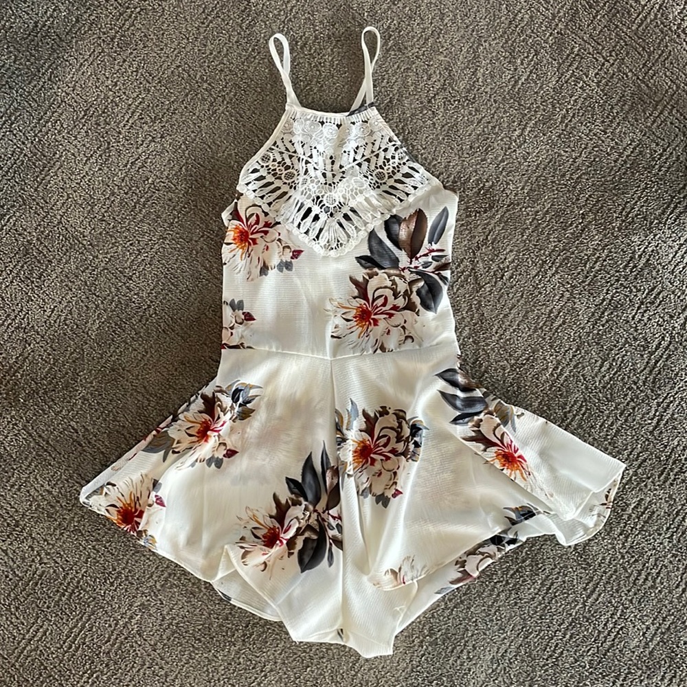 Women’s floral print romper size medium